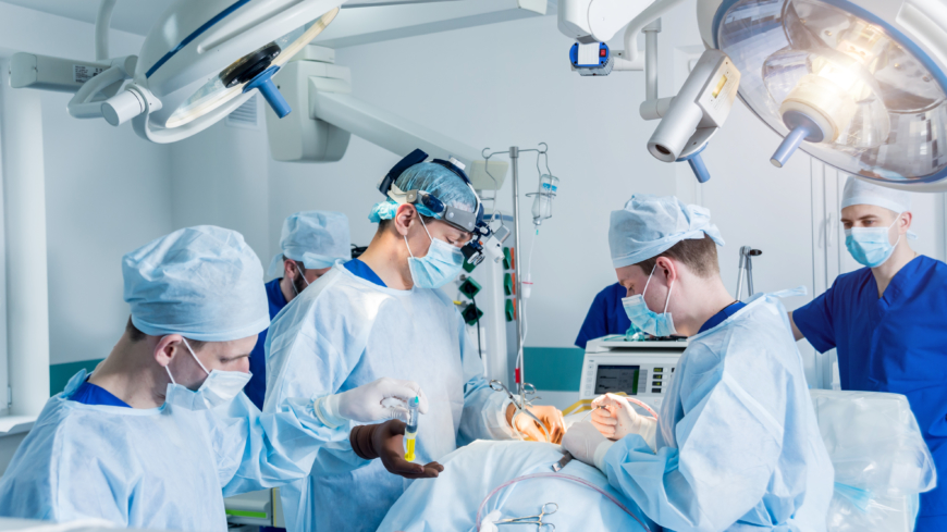 När ortopedläkare är utvilade så fattar de fler beslut om operation. Foto: Shutterstock